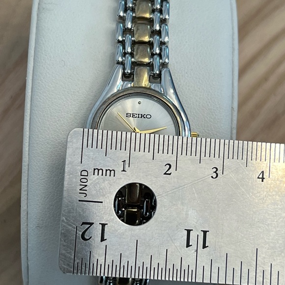 Seiko Ladies Watch Vintage Two Tone Beaded Look Bracelet Silver Round Dial - Picture 11 of 12